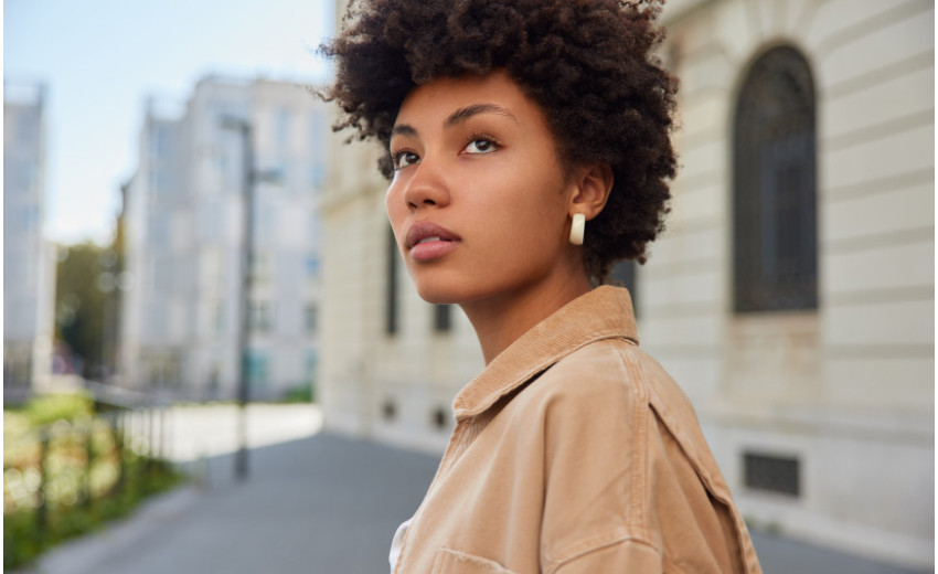 Quelles boucles d'oreilles porter avec des cheveux courts ?